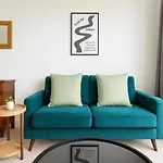 2 Bed Flat With Balcony In Wimbledon