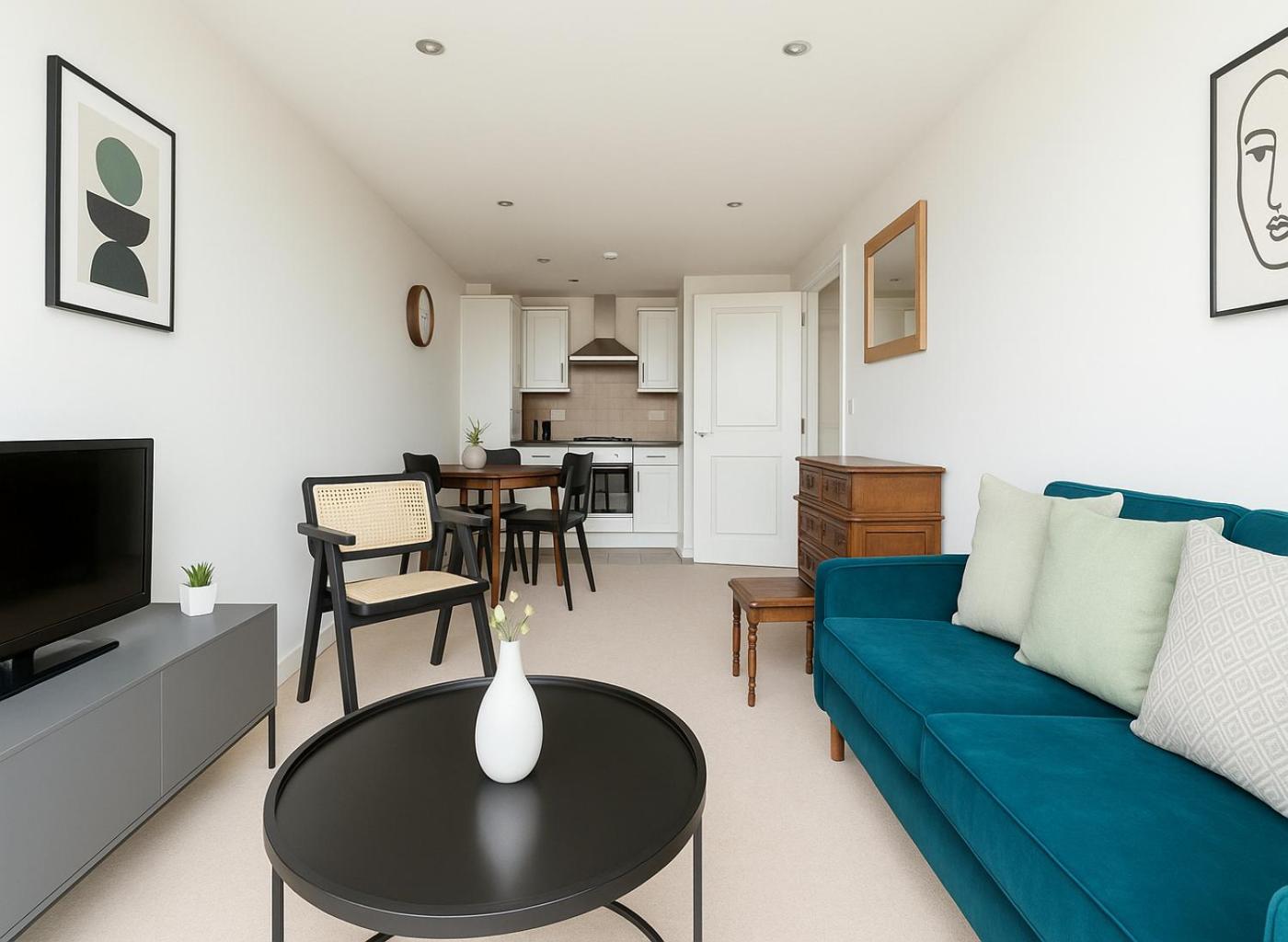2 Bed Flat With Balcony In Wimbledon *