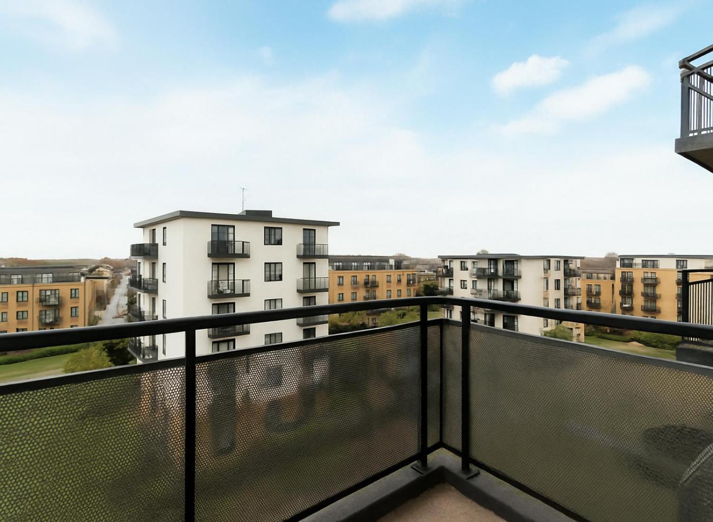 2 Bed Flat With Balcony In Wimbledon *